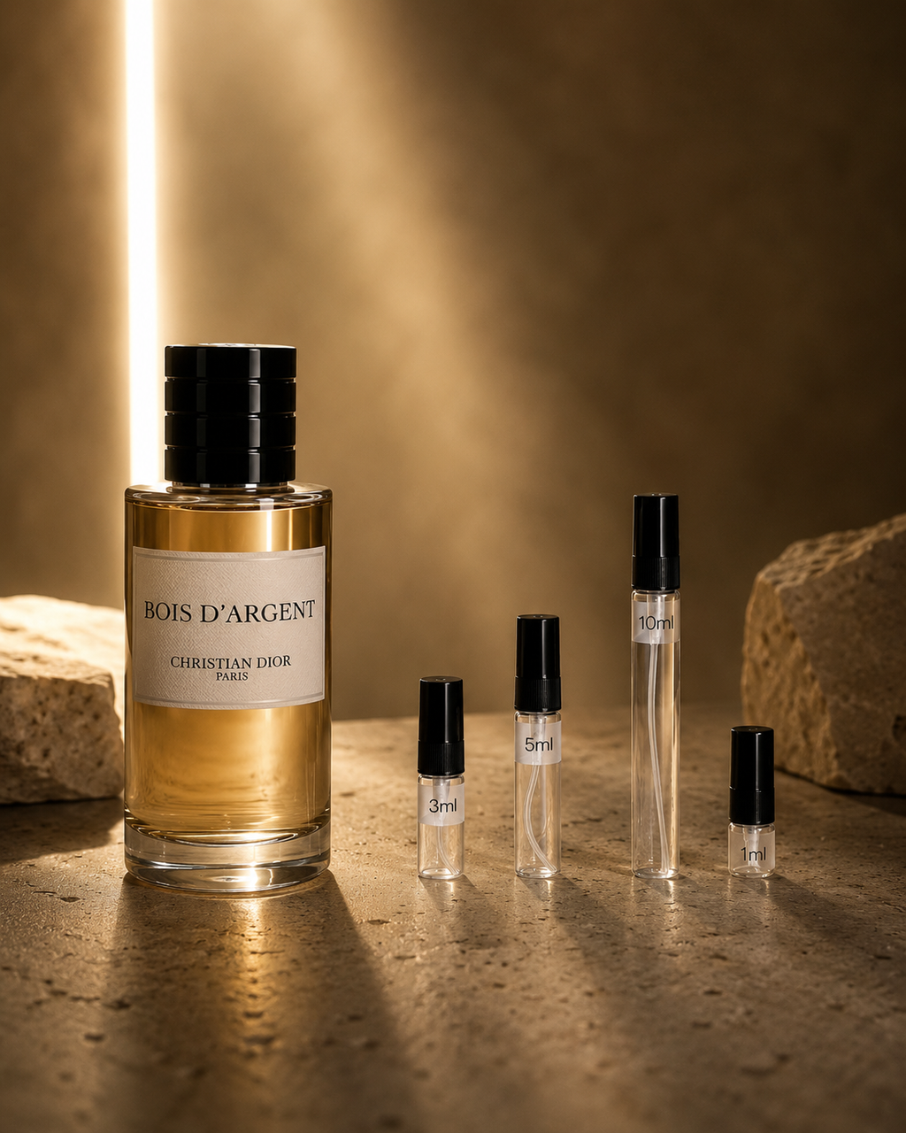 Bois d’Argent Parfum von Christian Dior mit 3 ml, 5 ml, 10 ml und 1 ml Parfumproben in transparenten Fläschchen auf edler Steinoberfläche.