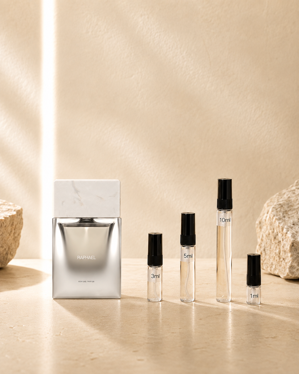 Raphael von Sora Dora – Produktbild mit Originalflakon und VERIEL-Parfumproben in 1 ml, 3 ml, 5 ml und 10 ml.